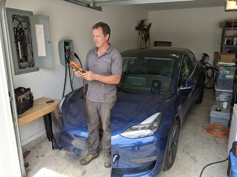 Testing load shedding behaviour with a clamp meter during charging